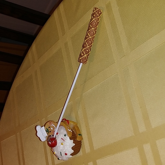 Christmas cupcake gingerbread candle snuffer yankee candle